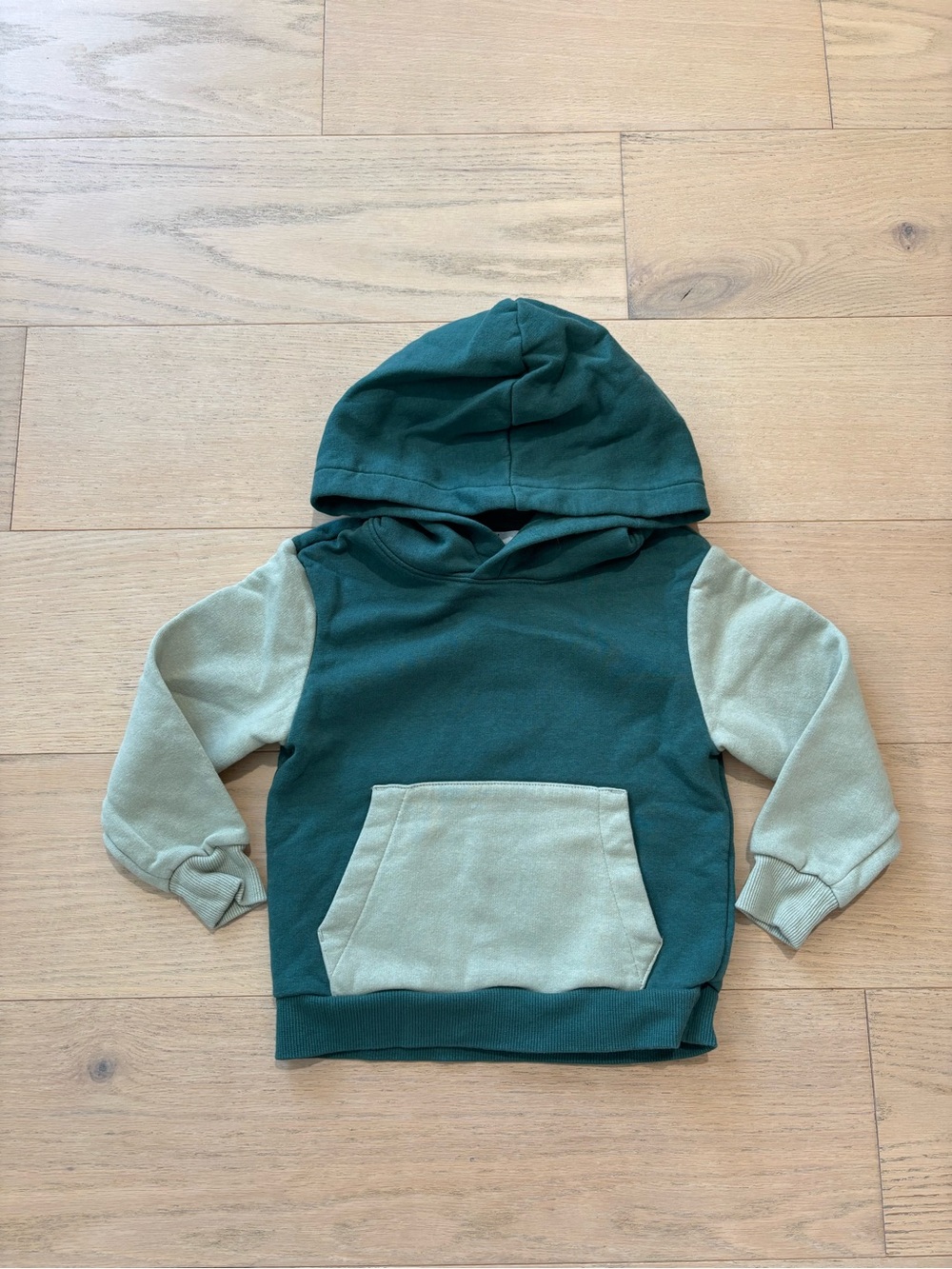 H&M toddler green Colorblock sweatshirt, size US 3/4T